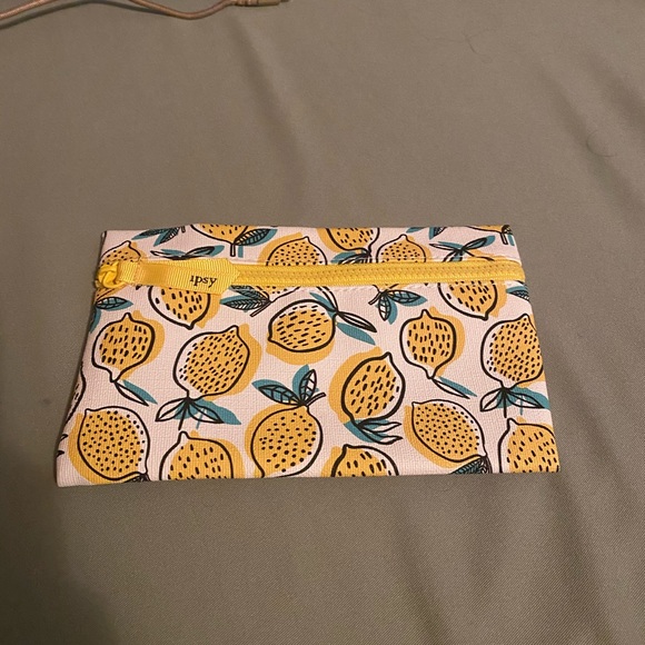 ipsy Handbags - Ipsy lemon print bag